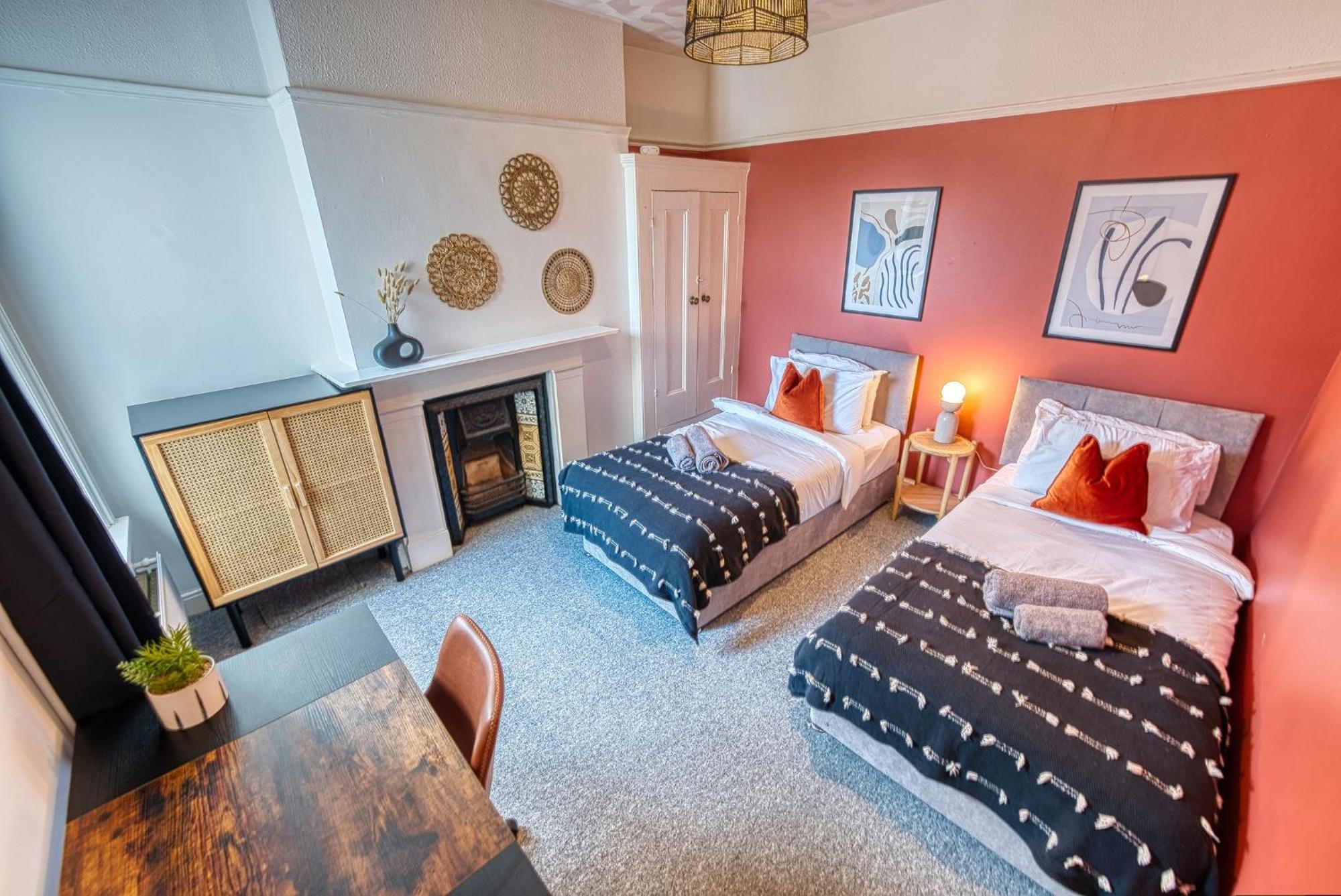 4 Bed Manor Design House, Modern, Spacious- Pet Friendly! Sleeps 9, Portsmouth - By Blue Puffin Stays Exterior photo